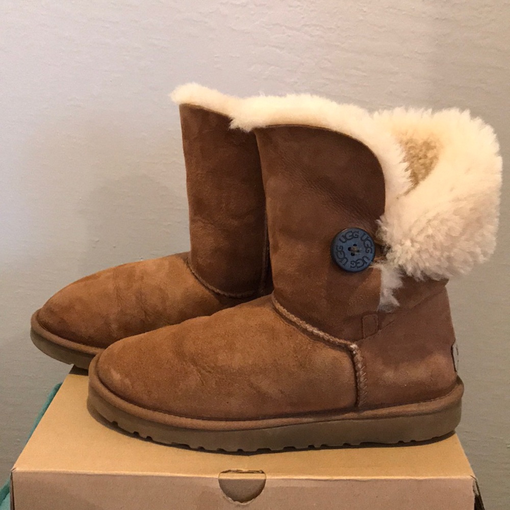 SALE!!!! Like new UGG Brown Bailey Button II